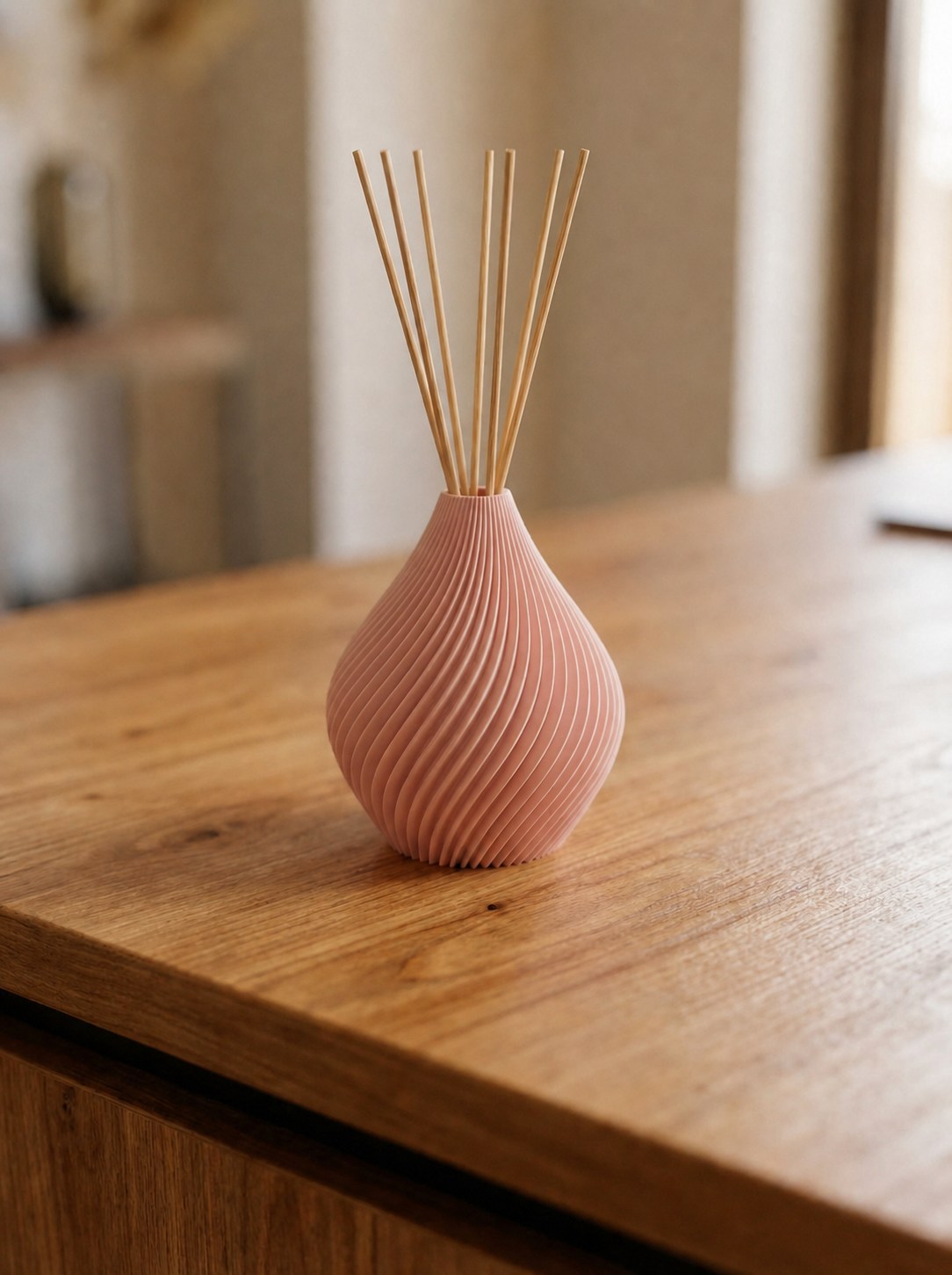 Diffuseur Goutte rose poudre sur table en bois