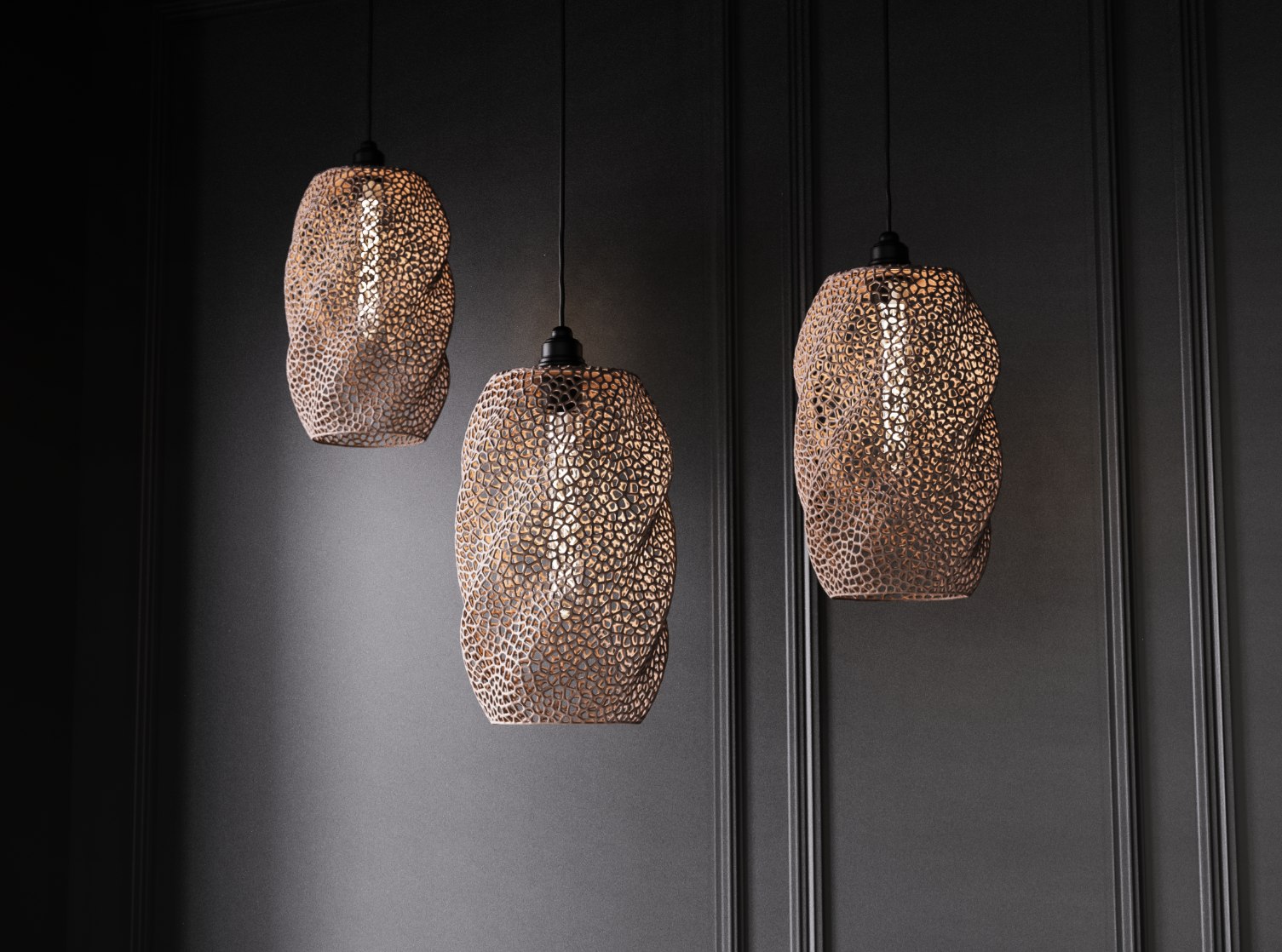 Trois abat-jour FORMA dans un interieur sombre